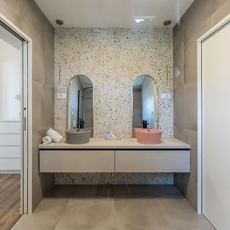 Stunning Seaview,spacious Chic Family Oasis Loani Apartament