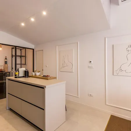 Stunning Seaview,spacious Chic Family Oasis Loani Apartament