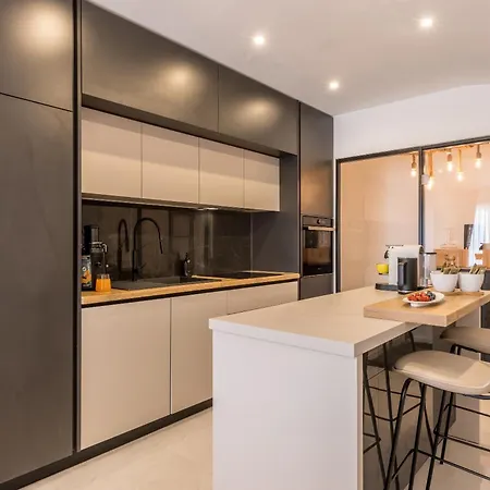 Stunning Seaview,spacious Chic Family Oasis Loani Apartament *
